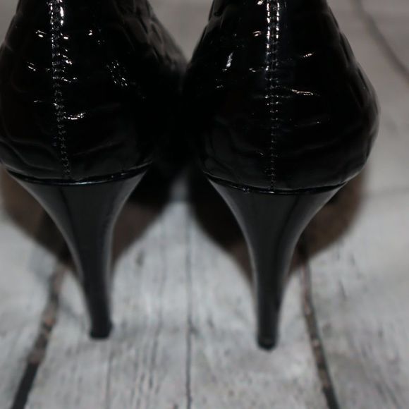 Sold Gianni Bini Black Leather Heels with a Croc Embossed Look - Picture 2 of 4